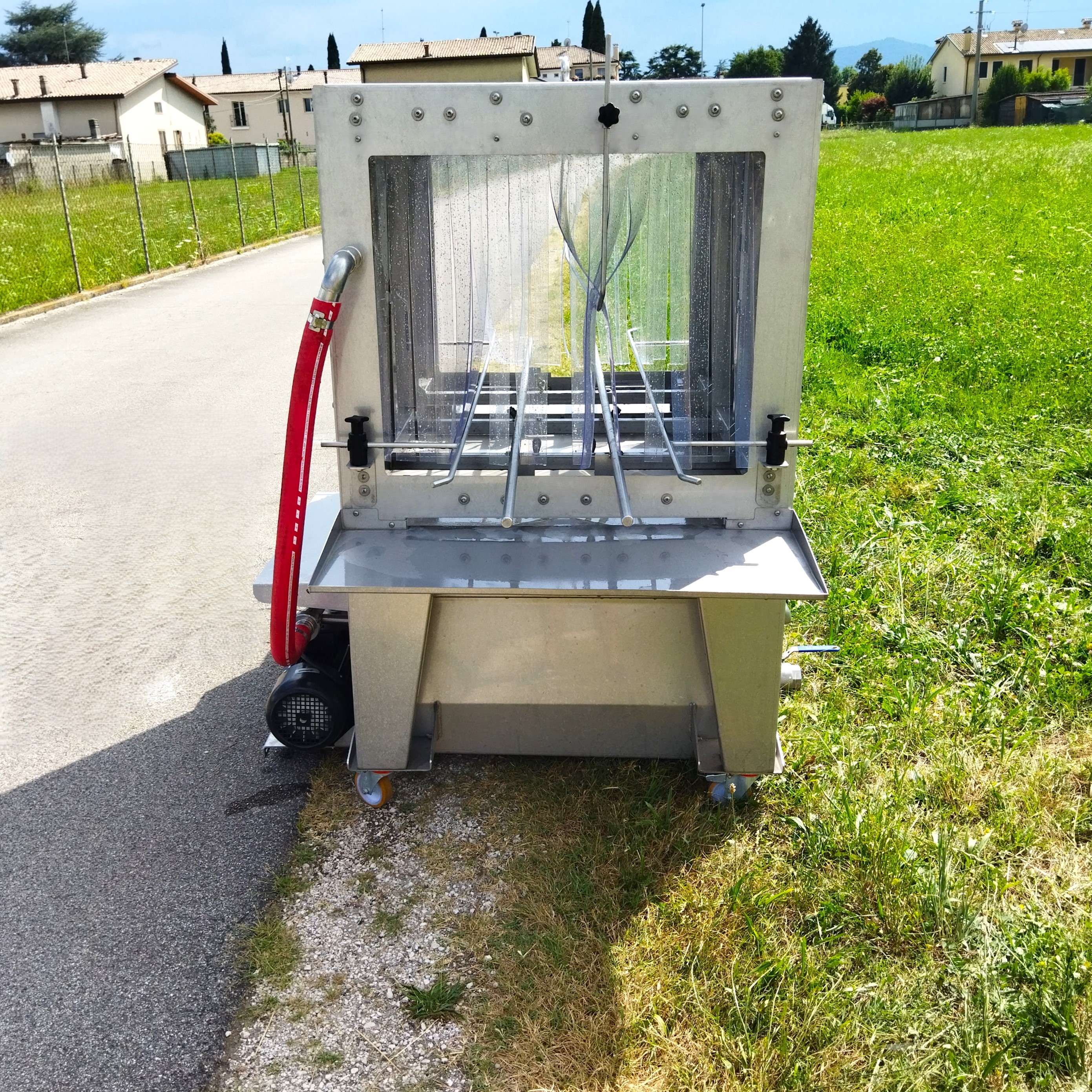 Washing tunnel for crates